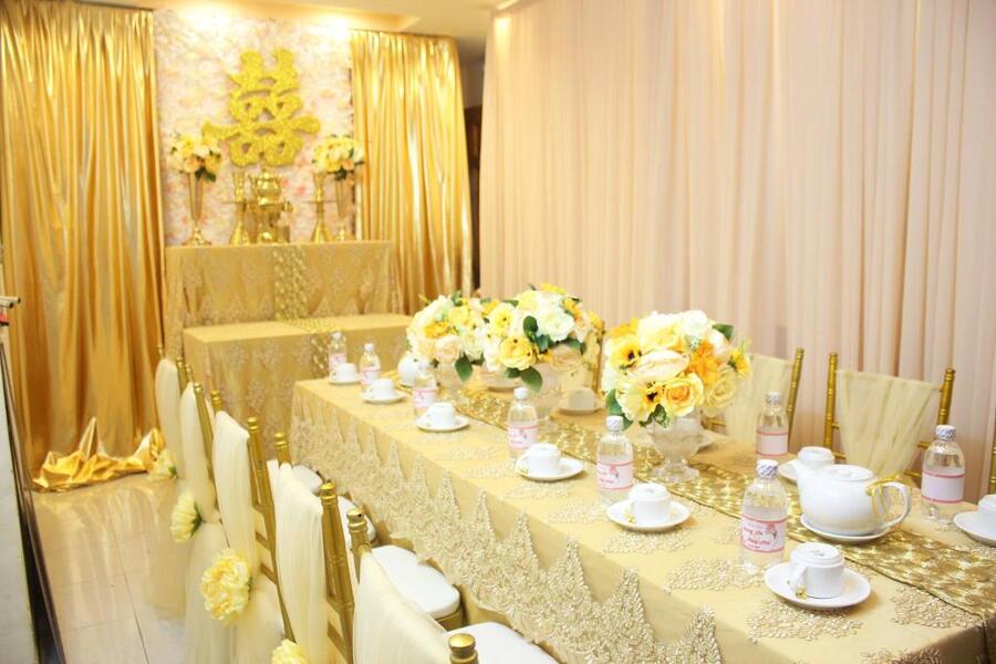trang trí nền vàng tạo nên một không gian tiệc cưới sang trọng