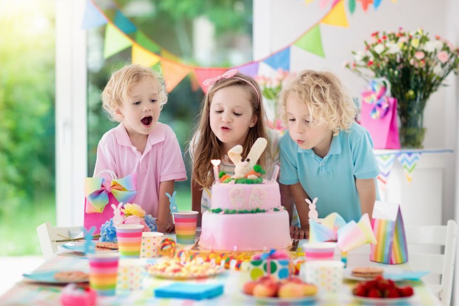 bàn tiệc sinh nhật cùng 3 đứa trẻ