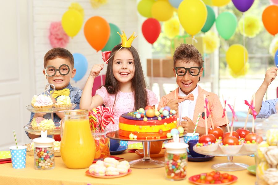 Gợi ý trang trí bàn tiệc sinh nhật bắt mắt, hấp dẫn cho các bé