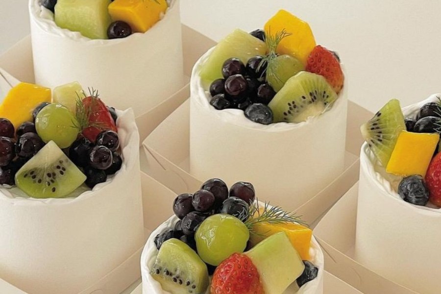 Trang trí bánh sinh nhật bằng trái cây