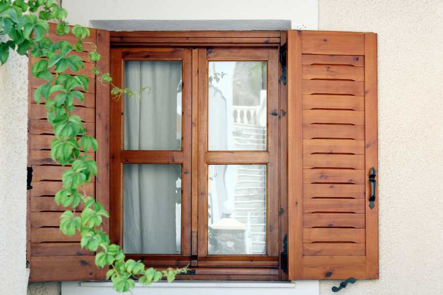 Trang trí cửa sổ bằng những đồ có chất liệu gỗ