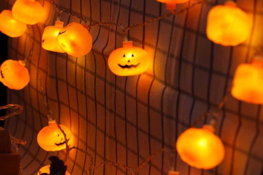 Dây đèn trang trí Halloween với hình bí ngô ma mị