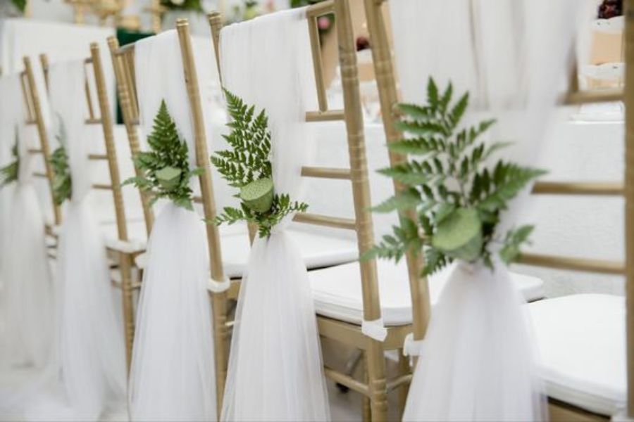 Bàn ghế đám cưới ở quê được trang trí đơn giản với họa tiết hoa lá