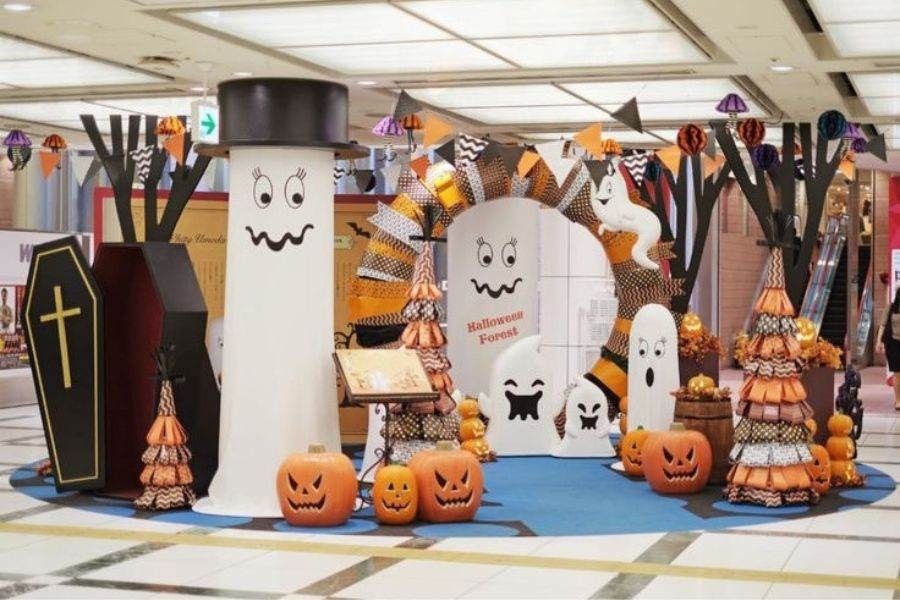 Góc trang trí Halloween mầm non với bí ngô và các đồ vật từ giấy