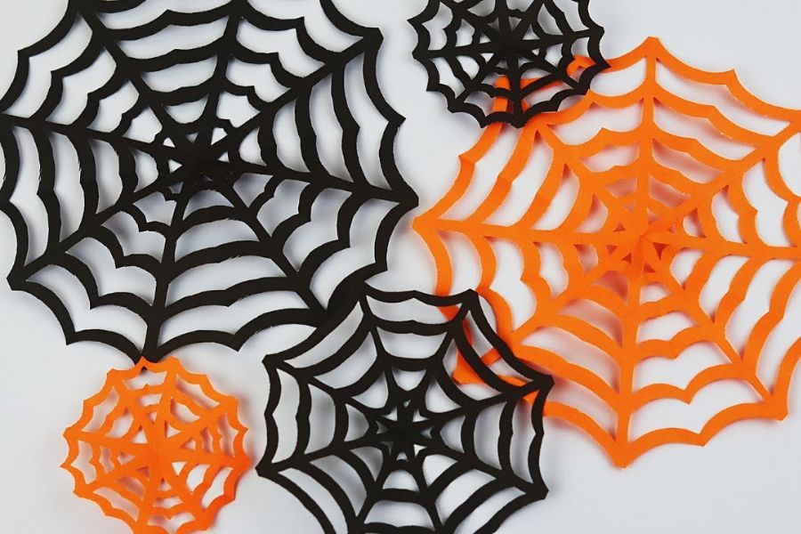 Làm mạng nhện đơn giản với bìa giấy màu để trang trí Halloween
