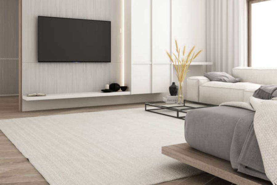 Trang trí phòng khách nhà vuông với nội thất đơn giản sofa và tivi