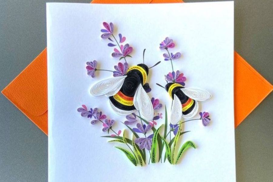 Trang trí thiệp sinh nhật phong thái Quilling đã mắt với hình con cái ong hít mật