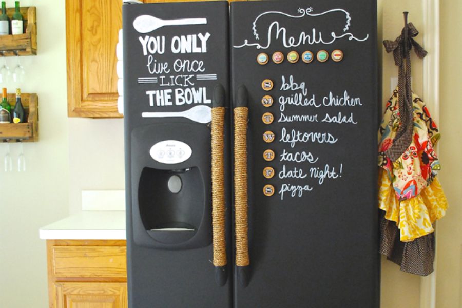 Hình trang trí tủ lạnh có thể là hình vẽ hoặc chữ viết mà bạn thích