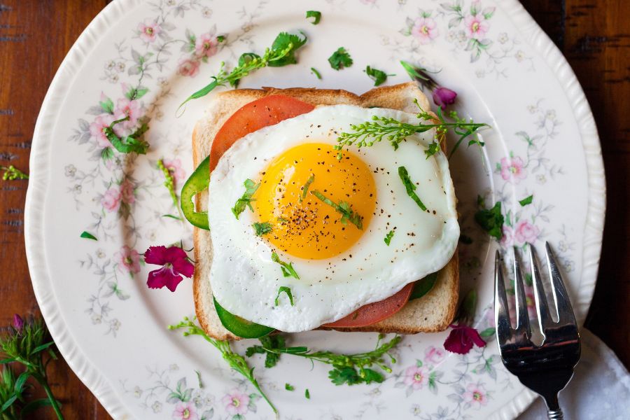 Protein từ trứng và tinh bột từ bánh mì sẽ lấp đầy chiếc bụng đói của bạn khi thức dậy