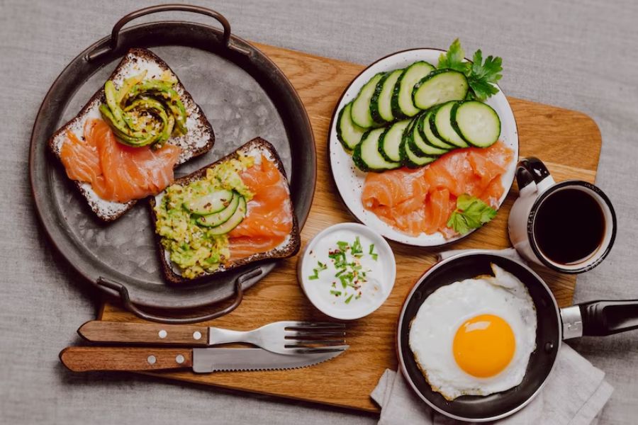 Thực phẩm tốt nhất để ăn vào buổi sáng phải kể đến trứng ốp la, bơ và cá hồi
