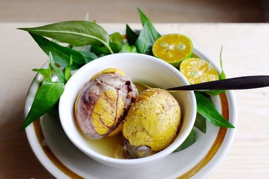 Trứng vịt lộn là món ăn khuya yêu thích của cả người Việt và du khách nước ngoài