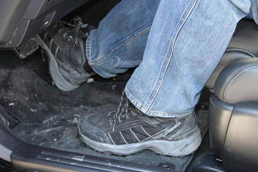 Thảm sàn ô tô thường xuyên dính bụi bẩn do hoạt động của con người - cách vệ sinh thảm sàn ô tô