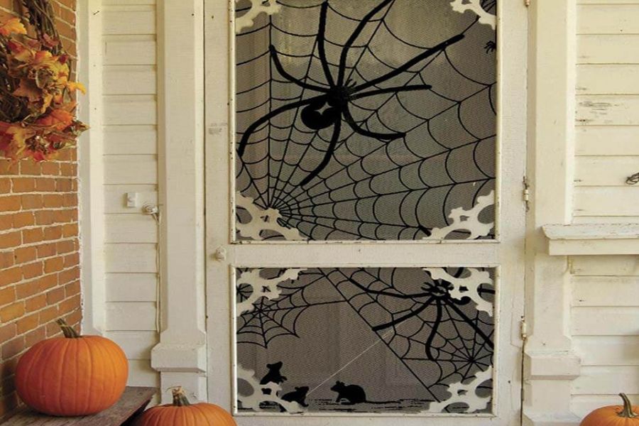 Tự vẽ trang trí những hình thù ghê rợn, ma mị cho Halloween trên cửa nhà