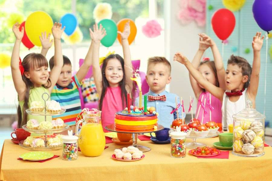 tiệc sinh nhật giúp tạo thêm niềm hứng khởi, vui vẻ cho trẻ