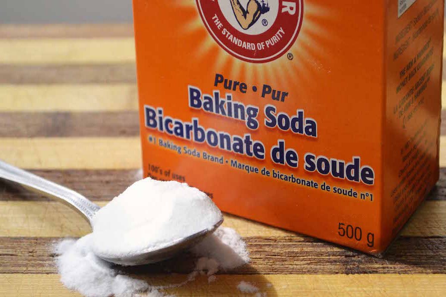 Loại bỏ vết bẩn cứng đầu bằng hỗn hợp amoniac hoặc baking soda