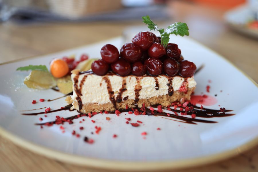 Ăn kèm cheesecake cùng mứt cherry ngọt ngào