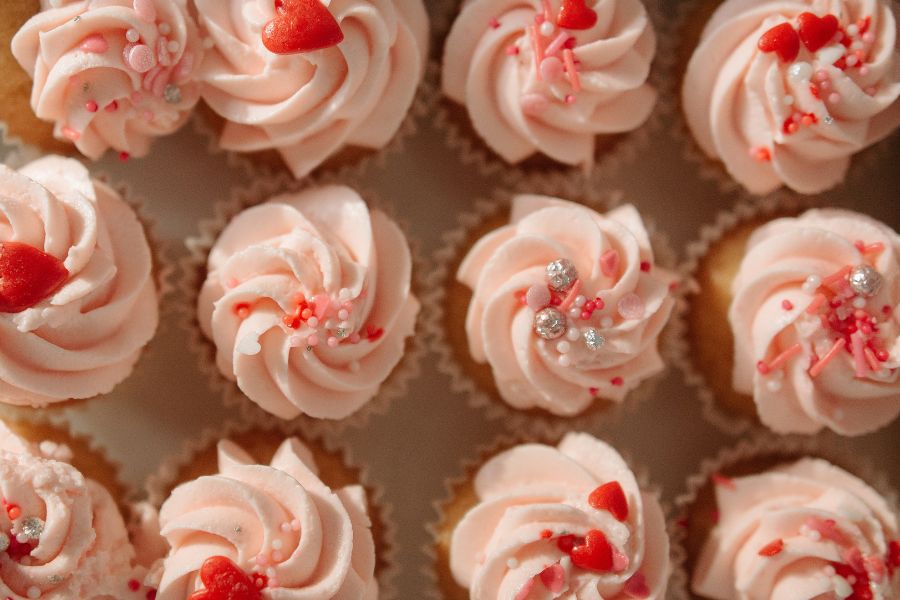 Cupcake vị dâu là gợi ý tuyệt vời cho thực đơn tiệc ngọt sinh nhật cho bé gái