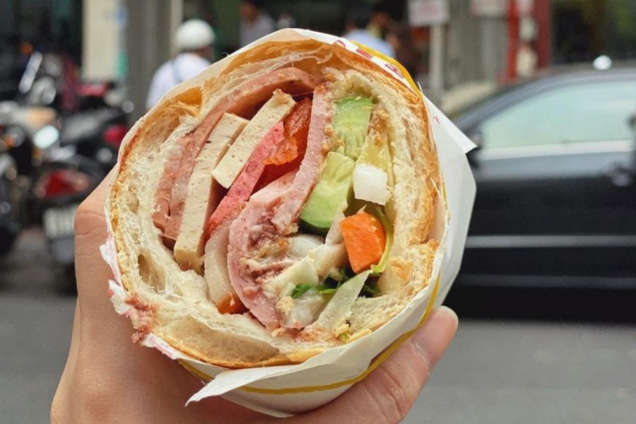 Ăn bánh mì Huỳnh Hoa tại Sài Gòn