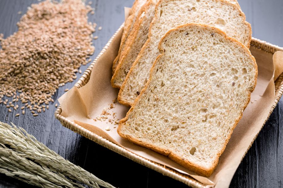 Bánh mì nguyên cám chứa nhiều chất xơ và các loại vitamin nhóm B