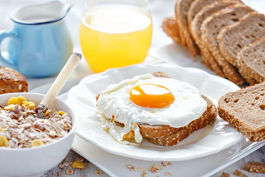 Bữa sáng bữa sáng nhanh gọn bằng bánh mì trứng ốp la