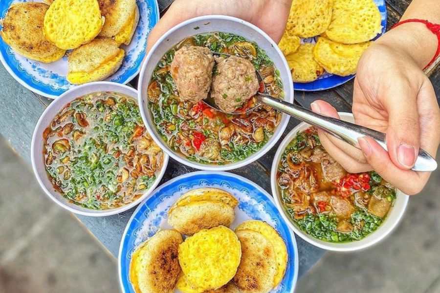 Ăn bánh căn tại phố Bùi Viện