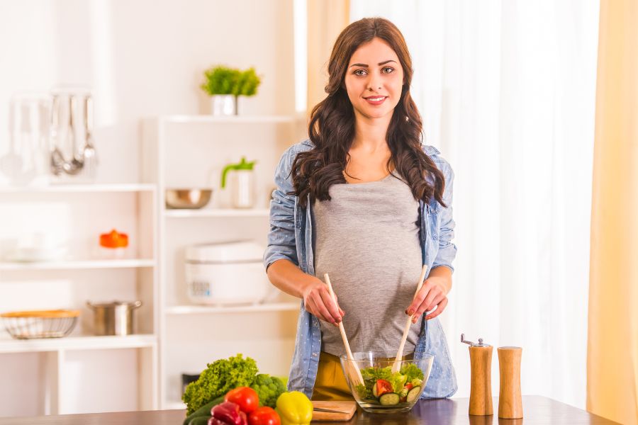 Ăn nhiều rau củ để bổ sung vitamin và hạn chế táo bón cho mẹ bầu