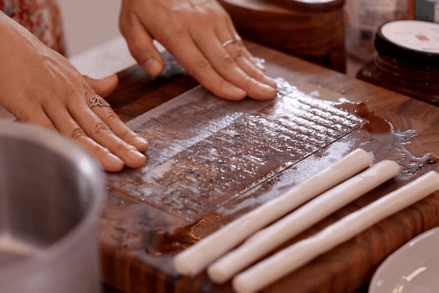 Cách cuộn tokbokki từ bánh tráng