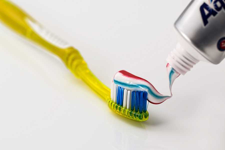 Cách làm sạch lớp tráng gương bằng kem đánh răng hiệu quả