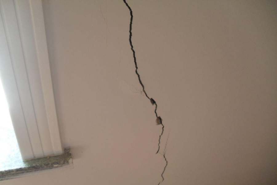 Cần xử lý kịp thời những vết nứt lớn của tường nhà