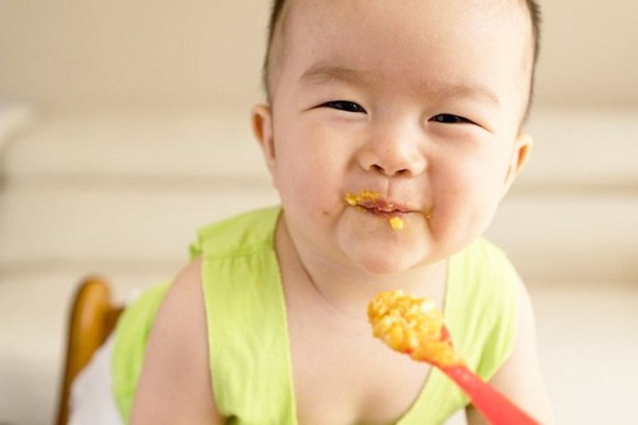 Mẹ có thể cho bé ăn cháo dinh dưỡng từ 1 - 3 bữa trong ngày tùy vào tháng tuổi