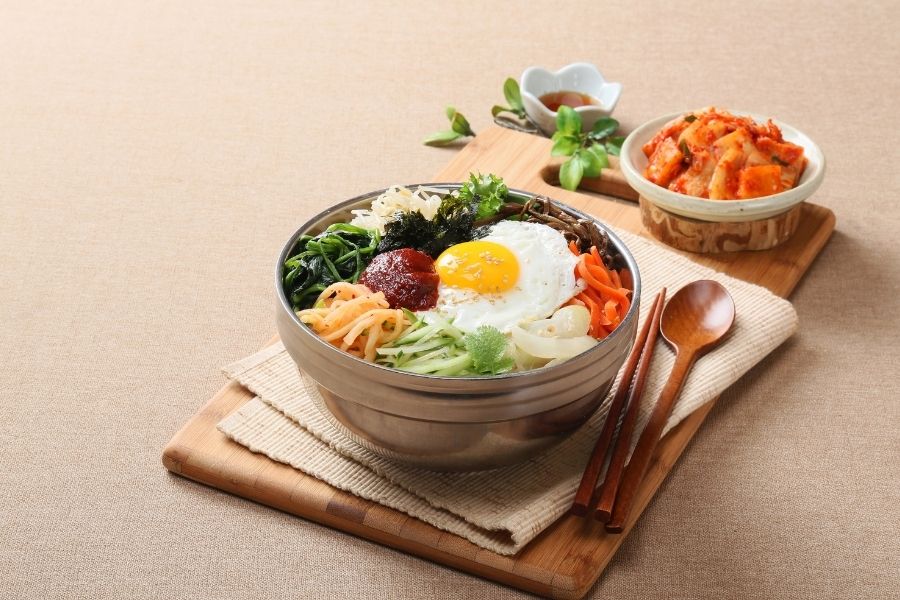 Cơm trộn Hàn Quốc ăn kèm với kim chi