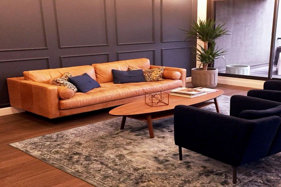 Ghế sofa da lộn thanh lịch tăng tính thẩm mỹ cho không gian sống