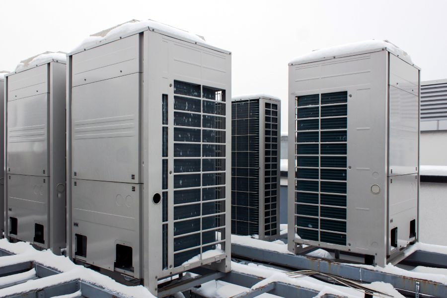 Hệ thống điều hòa lắp đặt trên sân thượng của các tòa nhà