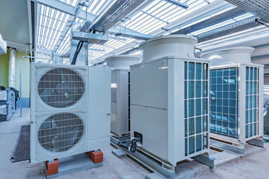 Hệ thống máy lạnh HVAC trung tâm được lắp đặt trên một khu vận hành tập trung giúp dễ bảo trì