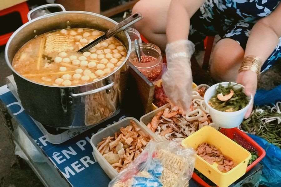 76 Hai Bà Trưng, quận 1 nổi tiếng với những món ăn vặt Sài Gòn hấp dẫn
