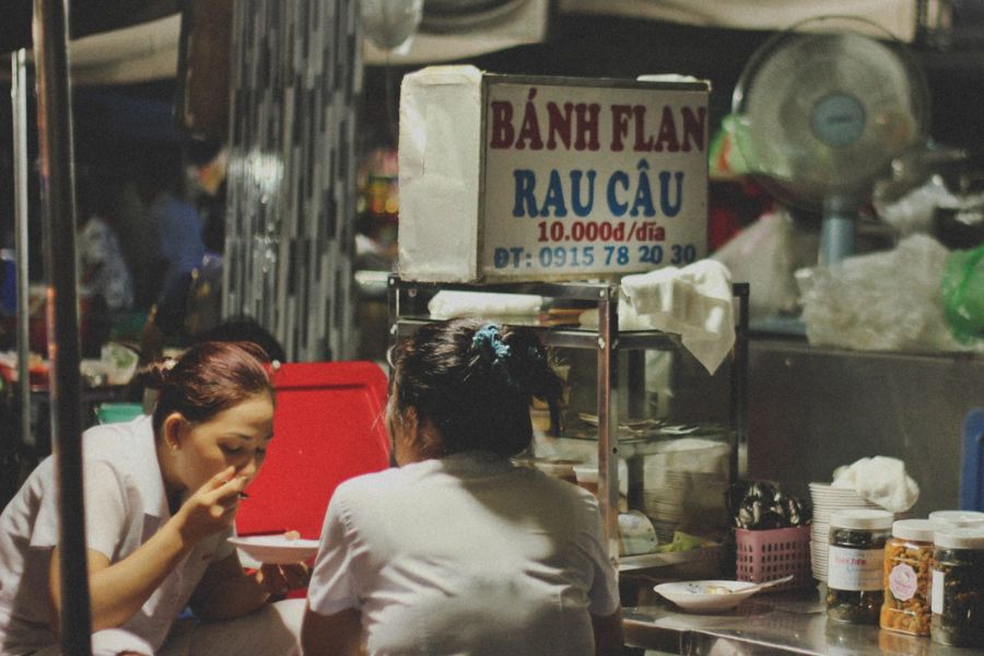 Hẻm chợ Nguyễn Văn Trỗi thu hút với những món ăn vặt ngon rẻ