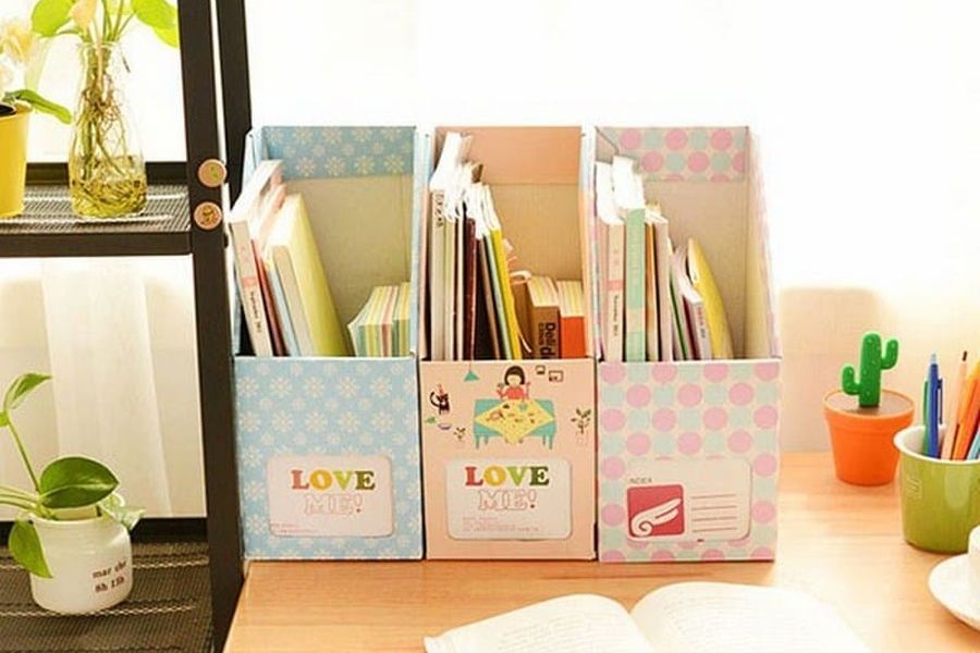 Trang trí kệ sách handmade bằng các sticker, hình vẽ,...