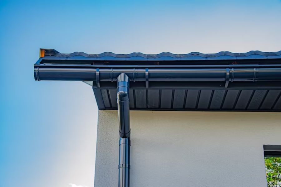 Kiểm tra ống thoát nước và rãnh nước trên mái nhà để tránh tắc nghẽn