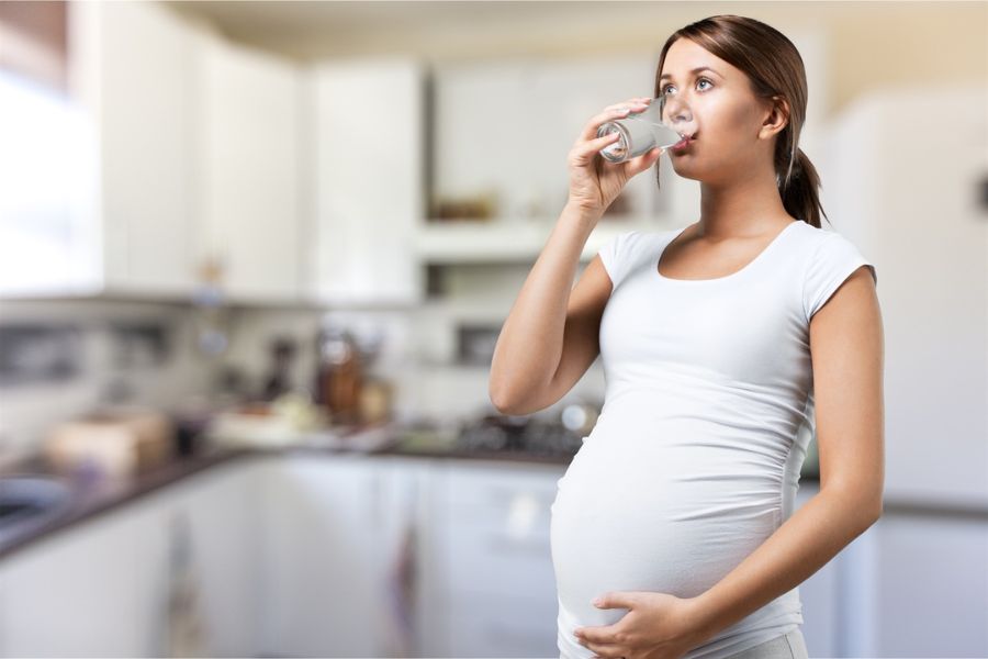 Mẹ bầu nên thường xuyên bổ sung nước khi sử dụng điều hòa