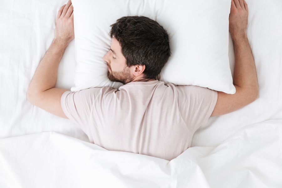 Nằm ngủ sai tư thế khiến hệ xương bị tổn thương, gây ra sự đau mỏi