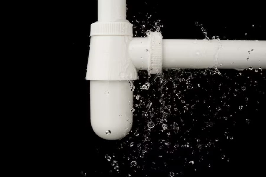Nước từ ống nước bị rò rỉ thẩm thấu vào mao mạch của tường