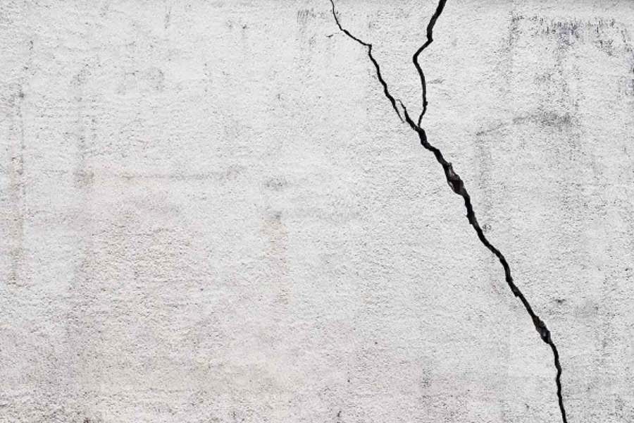 Cần theo dõi tường nhà thường xuyên để nhận biết được dấu hiệu tường nứt vỡ