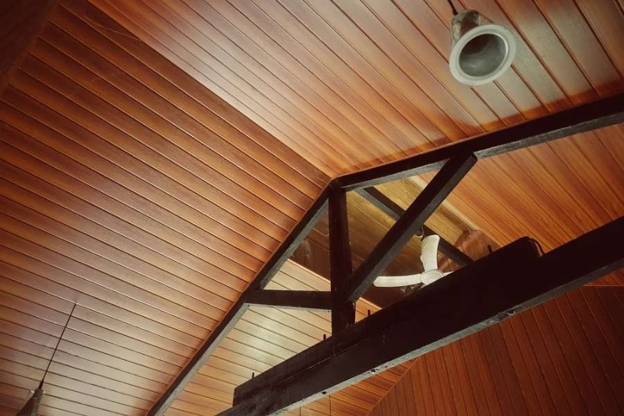 Ốp trần nhà để tạo không gian quán cà phê chill