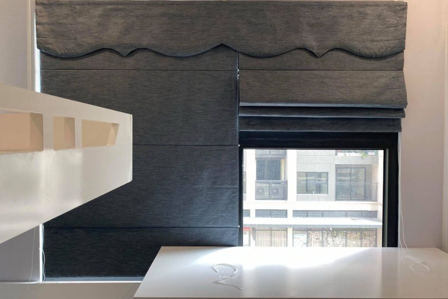 Rèm roman phù hợp làm rèm cửa sổ phòng ngủ nhỏ mang phong cách hiện đại