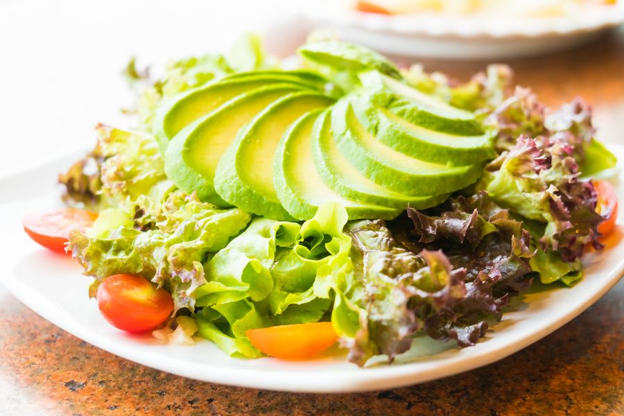 Thực đơn Eat Clean tách cân nặng với bữa sáng sủa salad bơ ức gà thơm nức ngon
