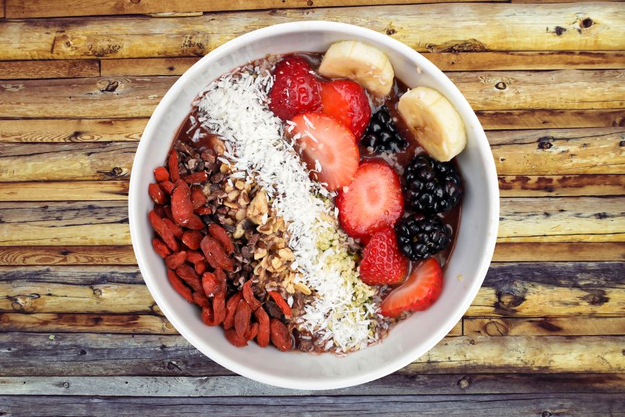 Bữa sáng nên tập trung vào nguồn chất béo không no, bổ sung chất xơ từ rau và hạt