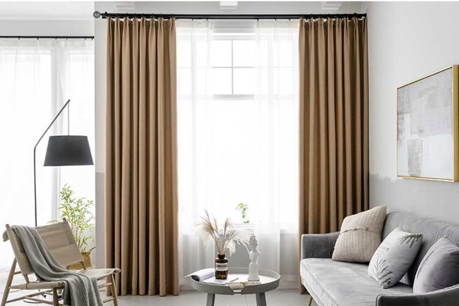 Sử dụng các loại rèm cửa có chất liệu như vải bố hoặc vải lanh