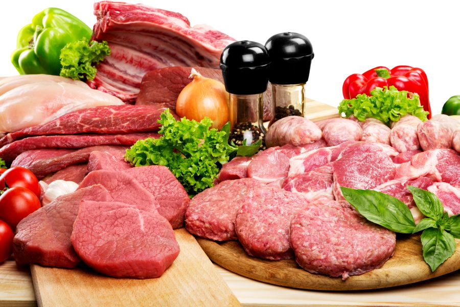 Thịt gà, thịt bò chứa nhiều protein giúp bổ sung năng lượng