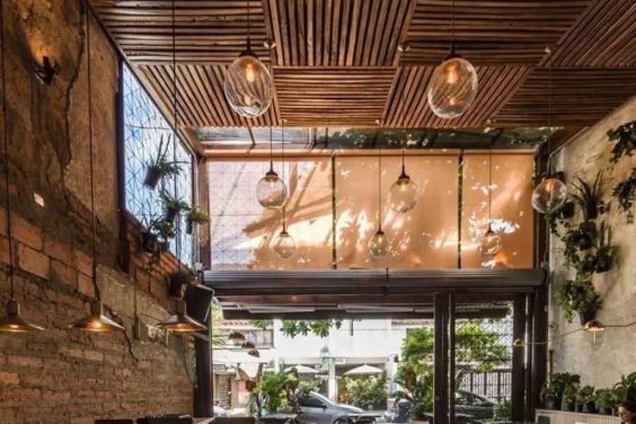 Thiết kế trần gỗ cho quán cafe tạo nên một không gian đẹp và lôi cuốn