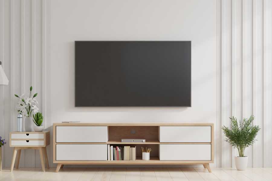 Trang trí tường treo tivi phòng khách với gam màu trắng tinh tế, đơn giản